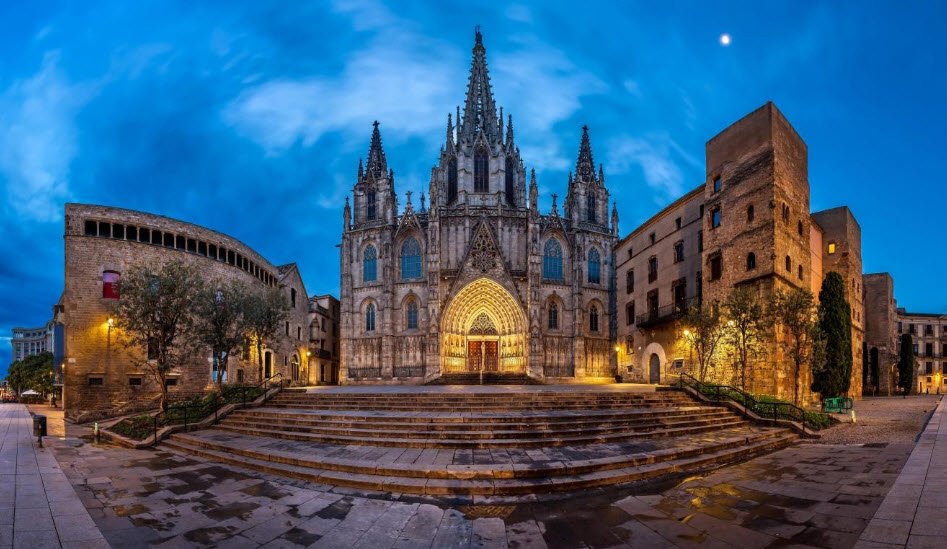 Explore the Gothic Quarter (Barri G&ograve;tic)